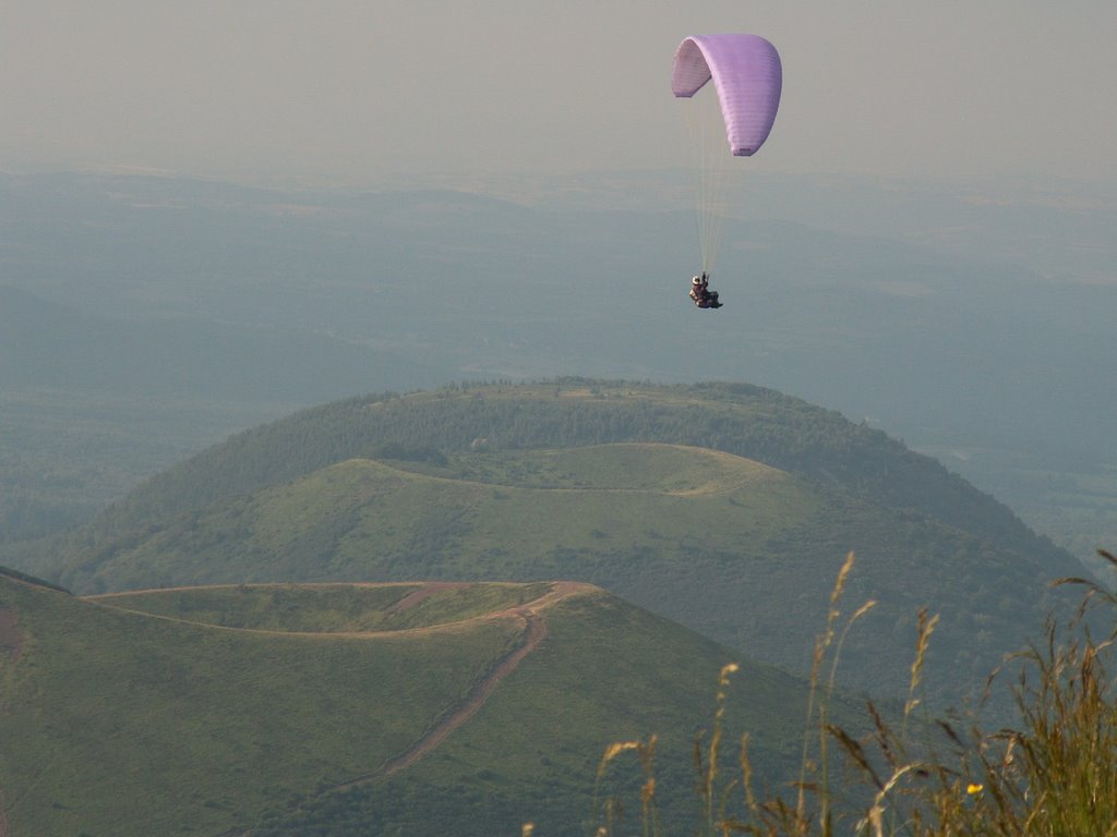 Paragliding am Puy-de-Dome by Frank Pustlauck