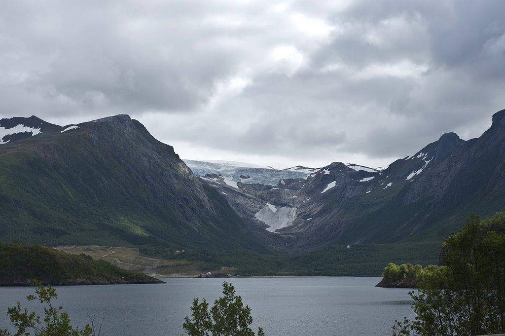 Glacier at Svartisen by surabai