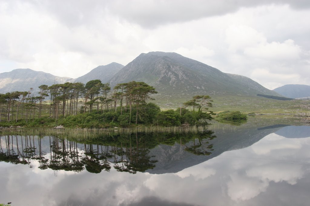 Derryclare Lough reflects Benna Beola by Ian Stehbens