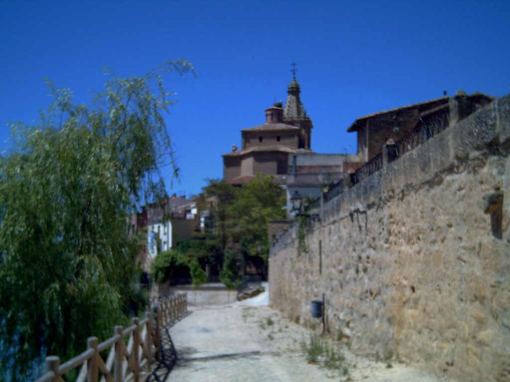 La iglesia vista desde el paseo by rafaur