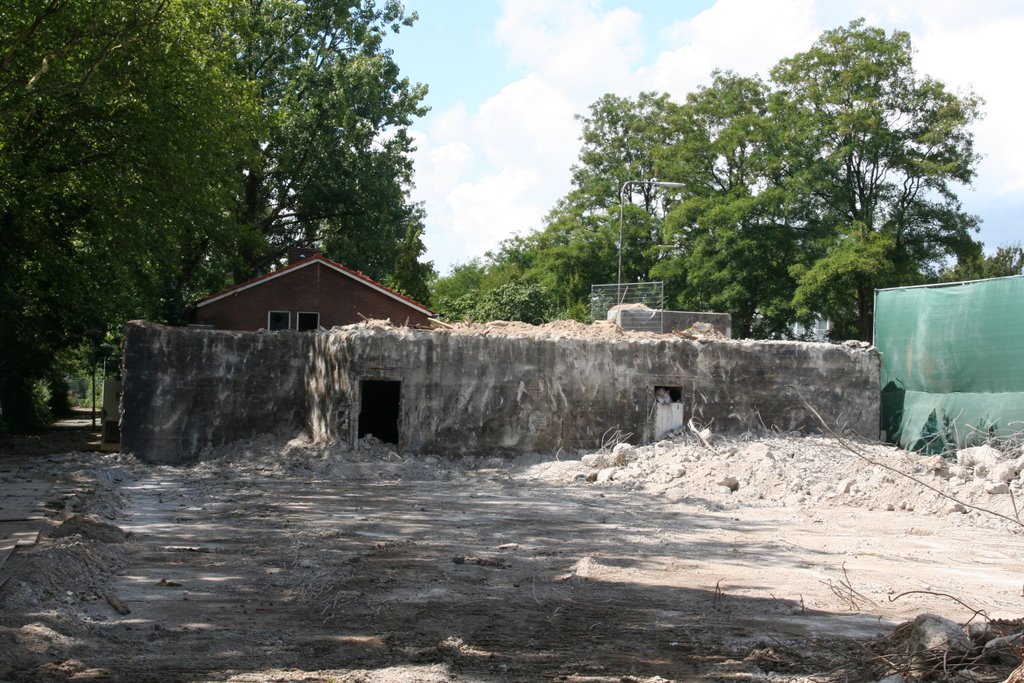 Demolition of a bunker in favour of a fly-over to built; Utrecht juli 2009 by Carl030nl