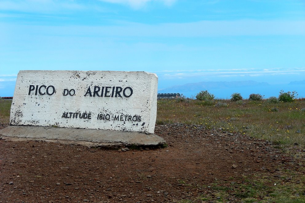 Auf dem Pico do Arieiro, Alt. 1810 m by Heidy R. Hort