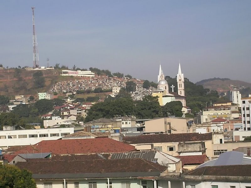 Ubá (Lá ao fundo abaixo da torre, está o Cemitério) by Raphael Alves Soares