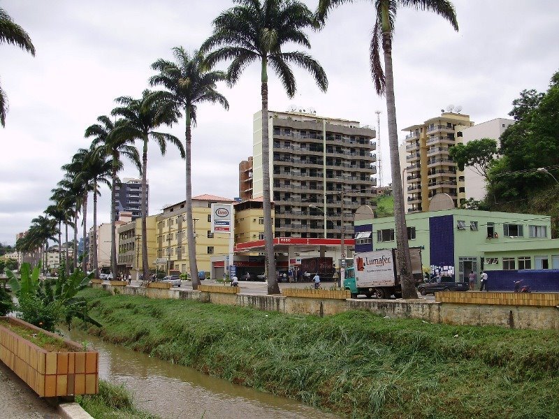 Av Beira Rio (o prédio verde do outro lado é a Policlínica e a Odontoclínica, ambos municipal) by Raphael Alves Soares