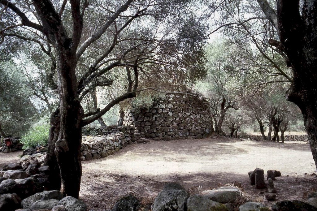 SANTA CRISTINA. Villaggio Nuragico by Roberto Tomei