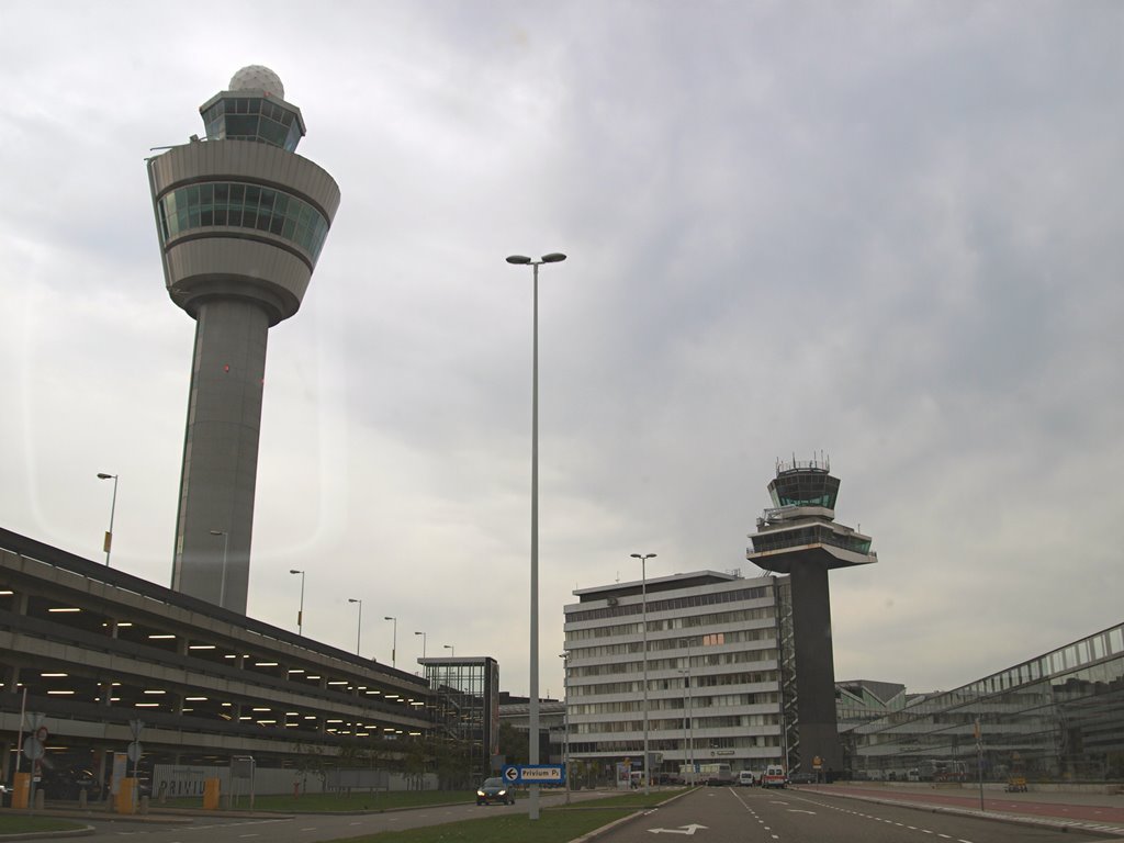 Tower vom Airport Schiphol. Diese Aufnahme habe ich während der PKW-Fahrt am 29.07.2009 gemacht. by ruhrgebiets art