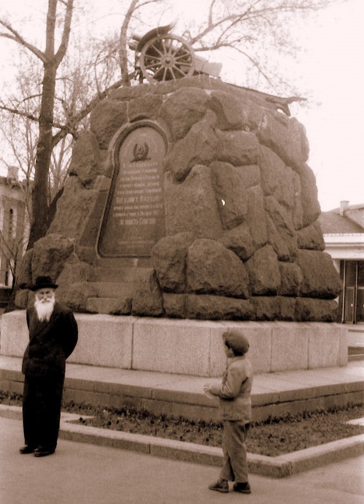 Kiev Arsenal Monument 1964 by emkaplin