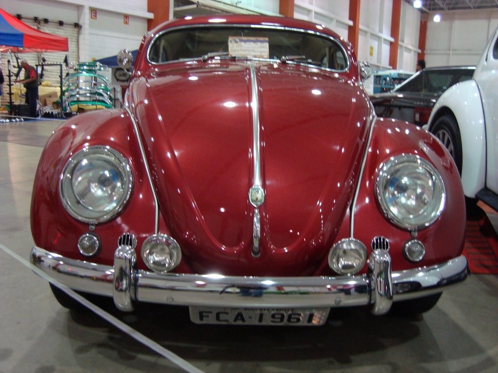 Fusca,fusquinha,fuscão,bizorrão,baratinha,fuka,pois é,fafá.É a criatividade do brasileiro p/ designar o carro mais conhecido do Brasil.Este modelo é um fusca de 1961 com teto rebaixado,que vale ouro. Salão de carros antigos de Santos,2009. by j carlos de c. silva