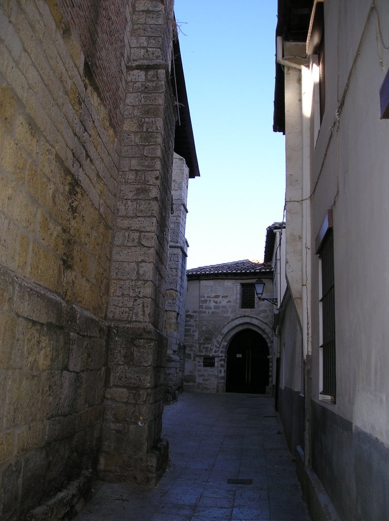 Pasadizo junto Iglesia de Santiago by Analbor