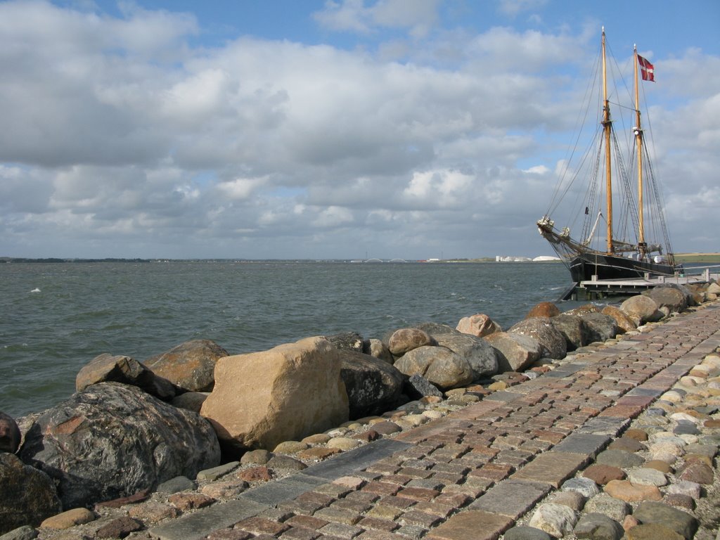 Løgstør havn med Louise Moland by Ove Madsen