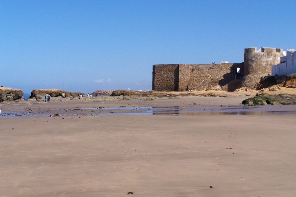 Plage et rempart by Isabelle Bertrand