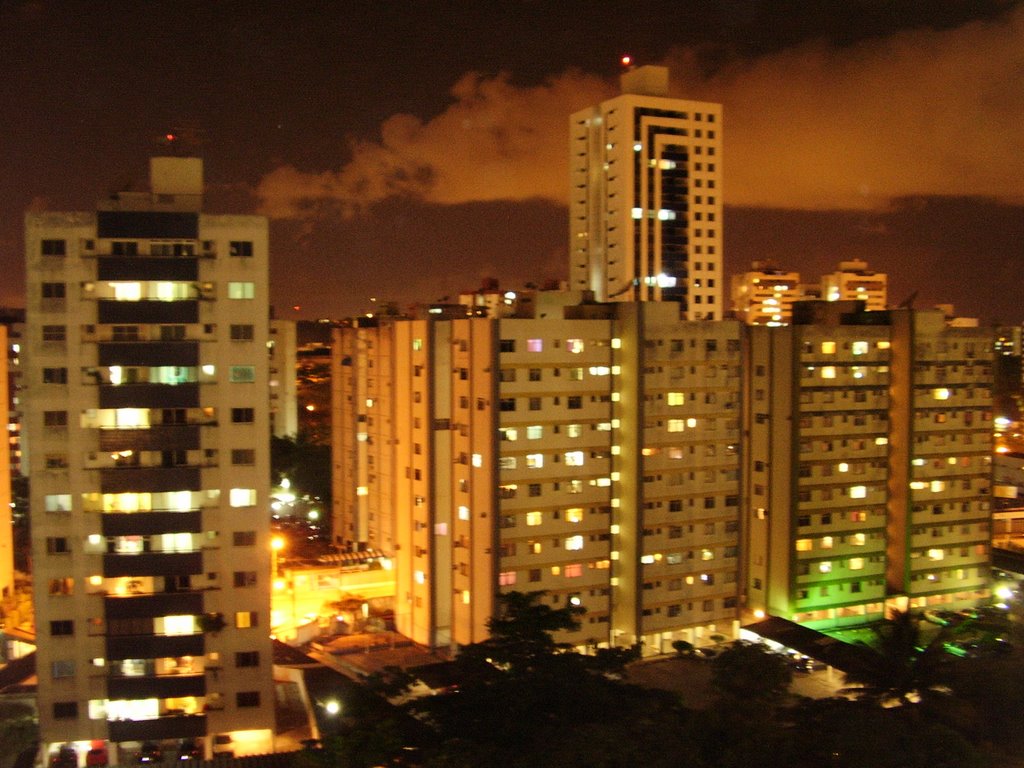 Vista da varanda do nosso apartamento a noite by reginaldo andrade batista