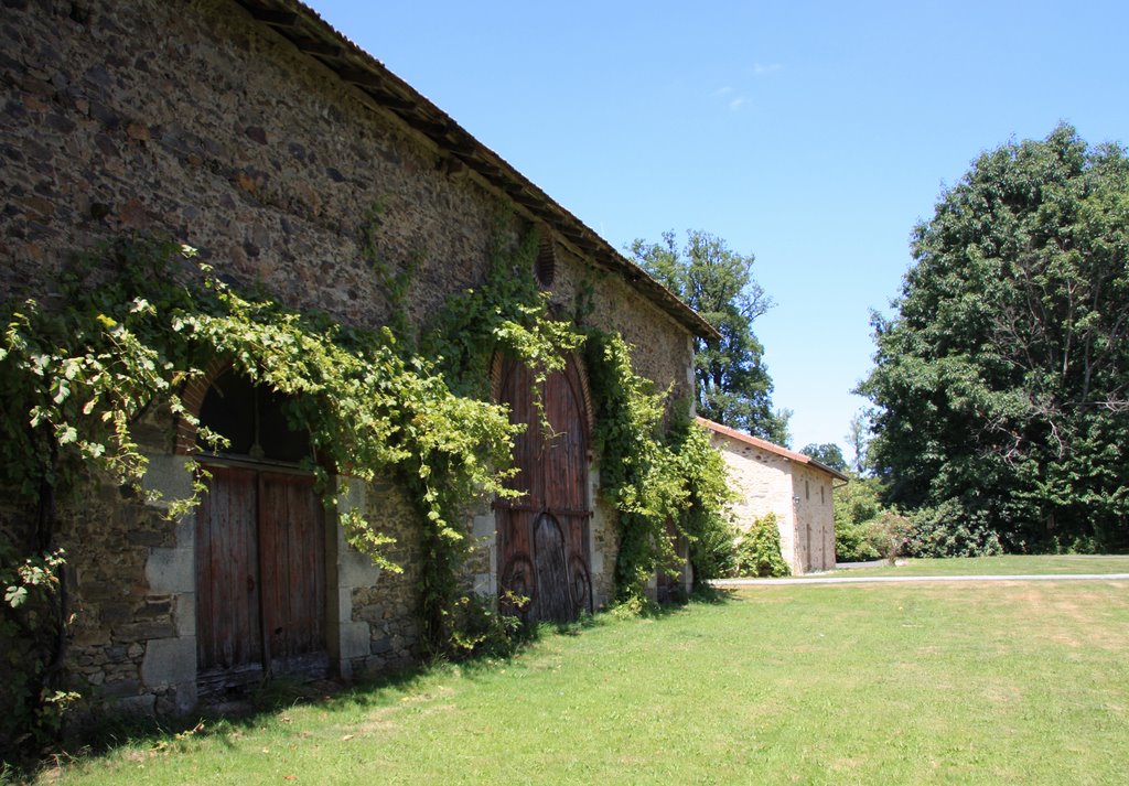 La Geneytouse : anciennes dépendances du château by macrobert