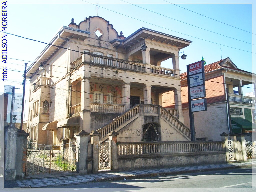 Um prédio na rua Cesário Mota - Foto: Adilson Moreira by adilson moreira