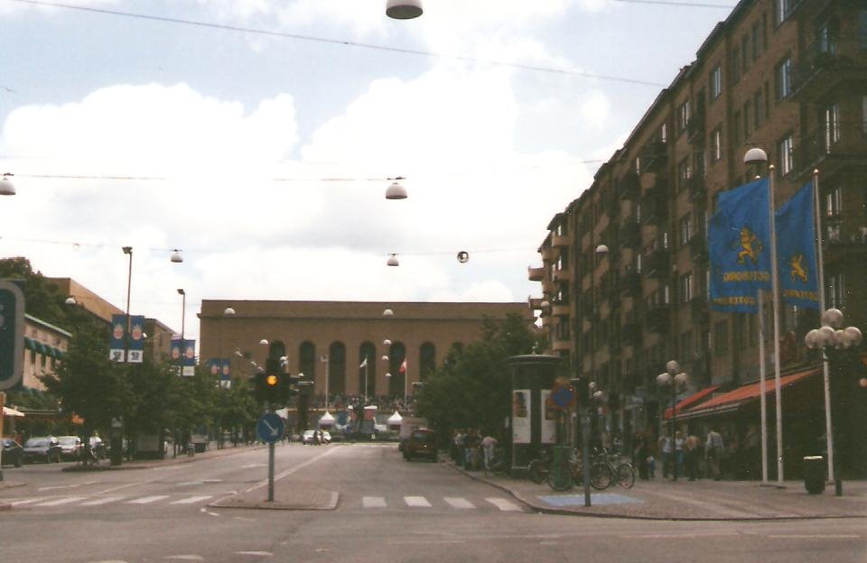 Street outside "Göteborgs konstmuseum", Göteborg, Sweden by MAPP HUDRANS