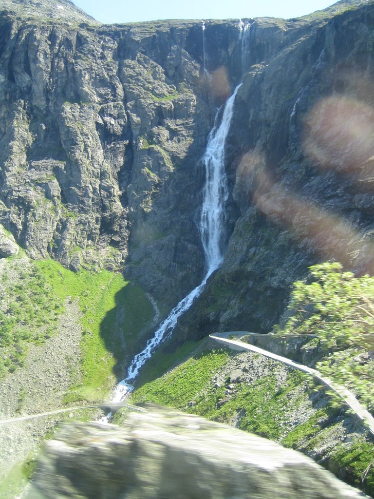 Trollstigen, de la route, la grande cascade 320 m by mfe