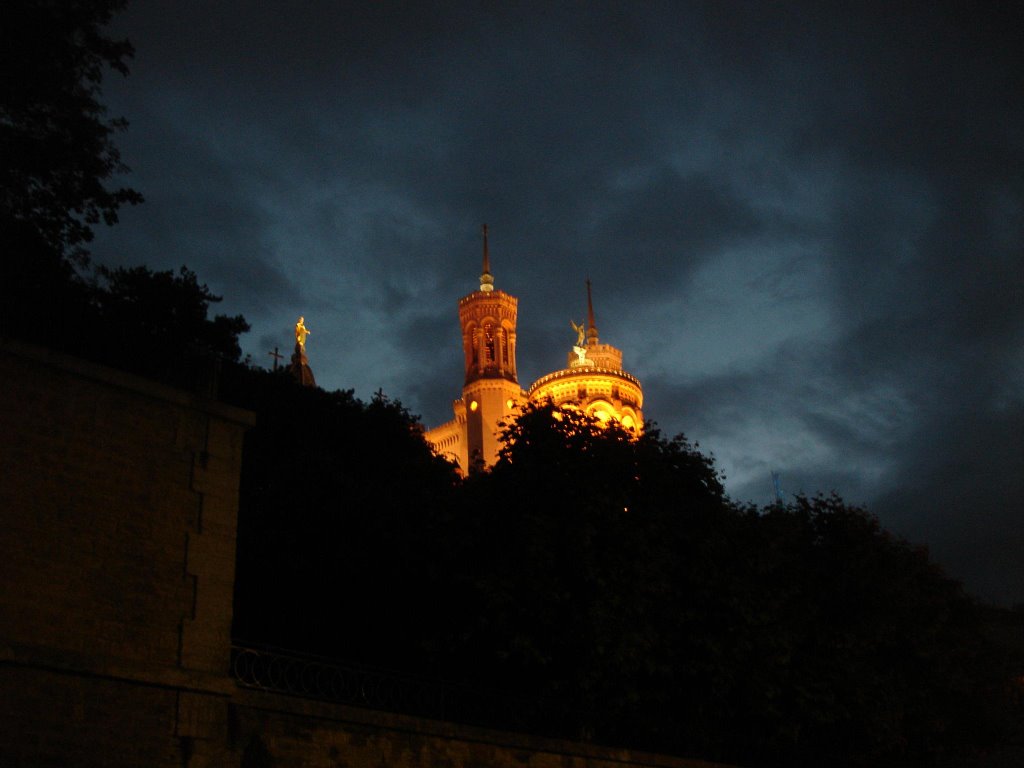 Fourviere de noche con el cielo loco by Mariano Fernández Ca…