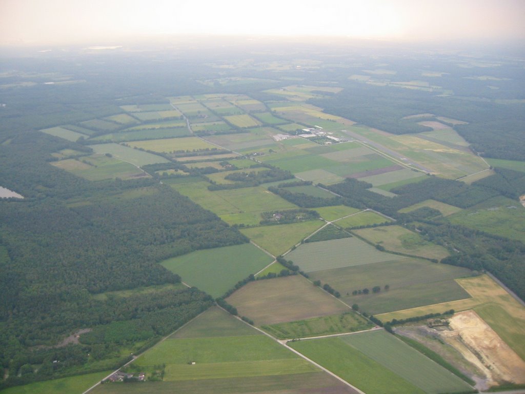 Blick auf den Flugplatz "Schwarze Heide" by Mbuni