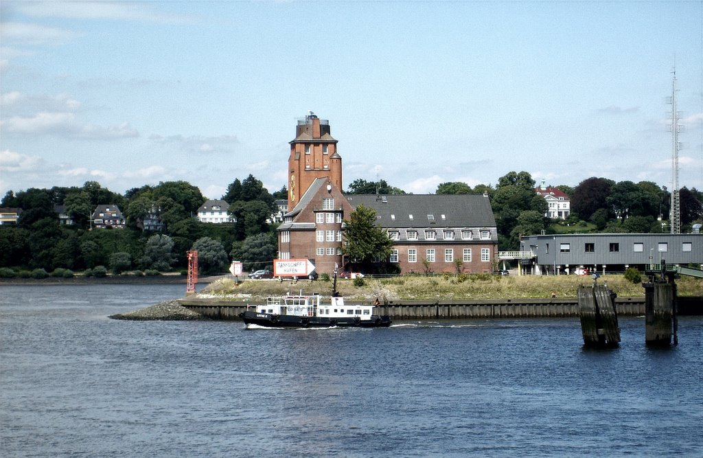 Lotsenstation Bubendeyweg , Hintergrund Elbchaussee by willytown