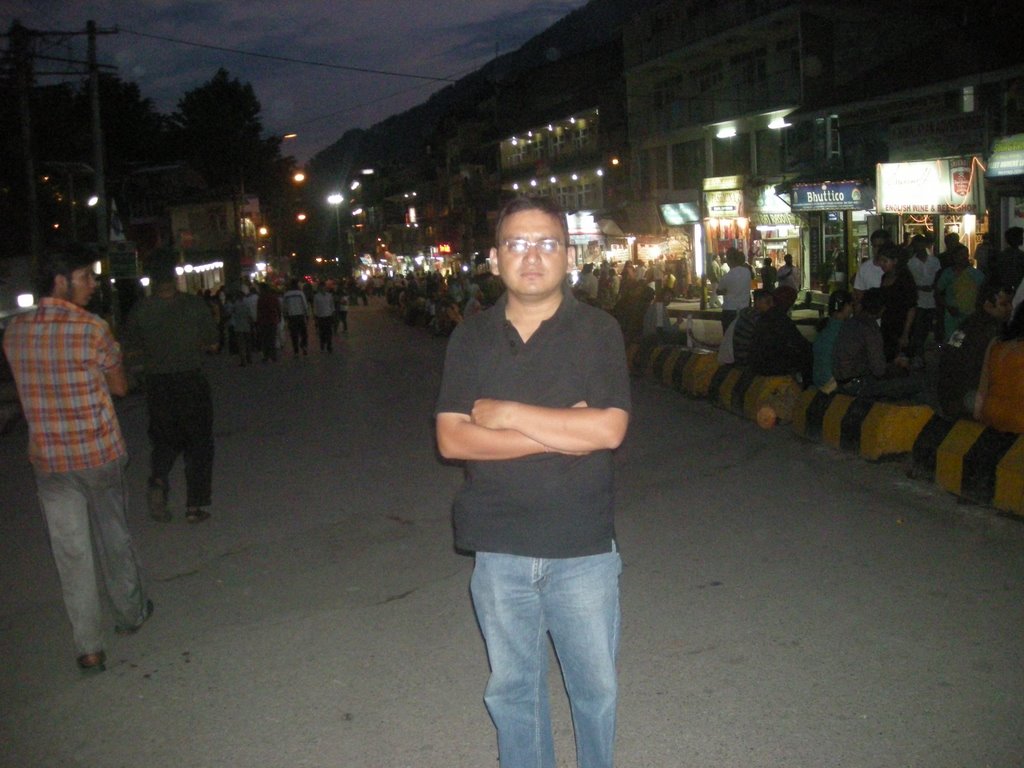 Manali market at night by आशीष.मैठाणी