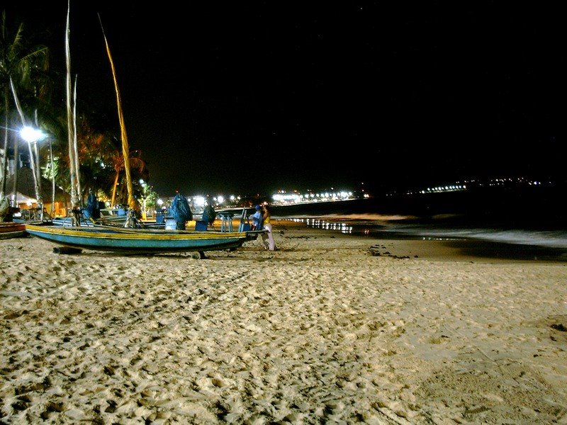 NAMORANDO NA PRAIA A NOITE. by GELSON BRANDÃO