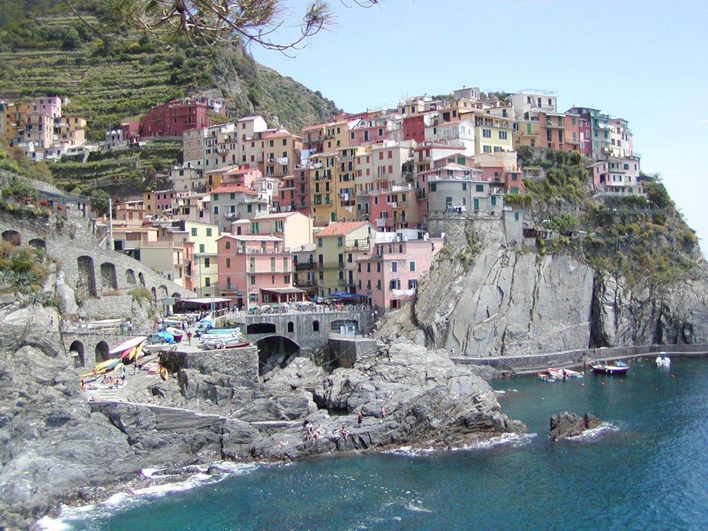 Manarola - Cinque terre by Andrea Corbo