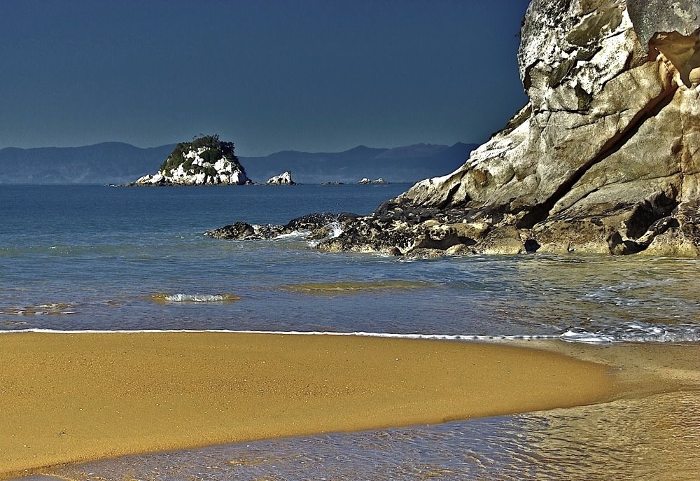 High Tide at Kaiteriteri by GMallmann