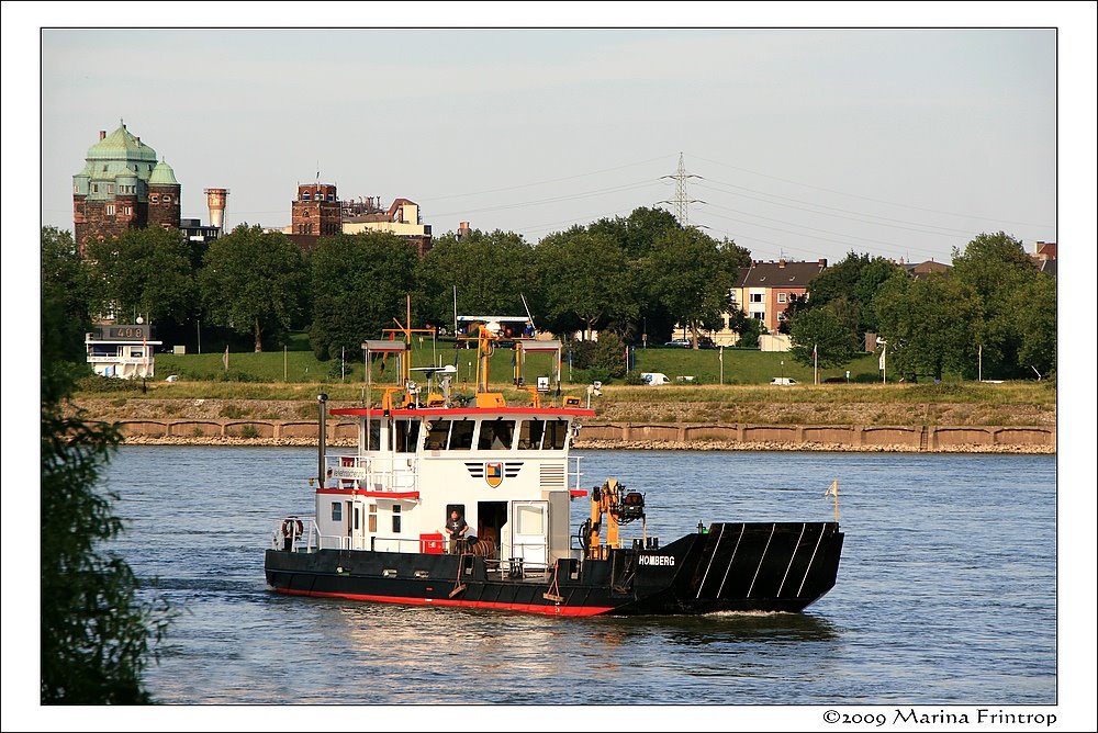 Havarie in Duisburg-Homberg - Verkehrssicherung durch das Wasser- und Schifffahrtsamt auf dem Rhein by Marina Frintrop