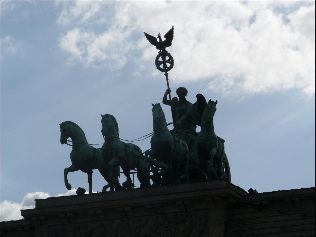 0452 - 09.08.2008 - Berlino - Brandeburger Tor da Pariser Platz - La Quadriga (D) by AntPalladio