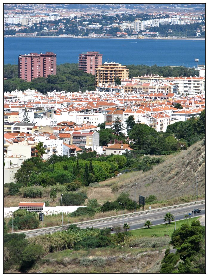 Vista do Miradouro dos Capuchos - Santo António e São João da Caparica by André Barragon