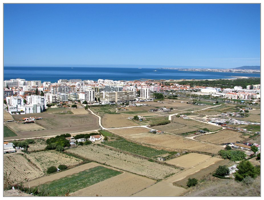 Vista do Miradouro dos Capuchos - Costa da Caparica by André Barragon