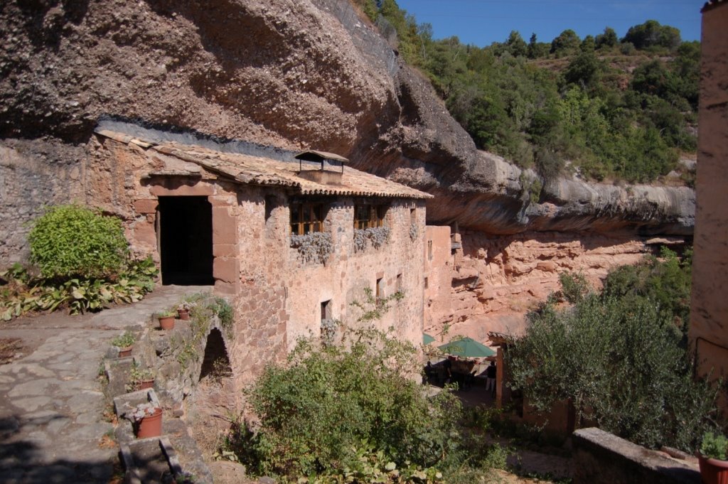 El Puig de la Balma-Al abrigo de las rocas by Jose Sanjuan