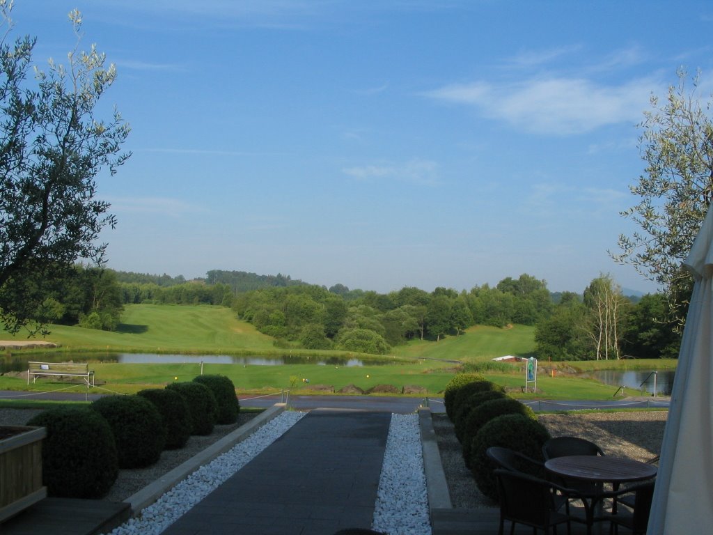 Blick vom Hotel auf Golfplatz by geli harnisch