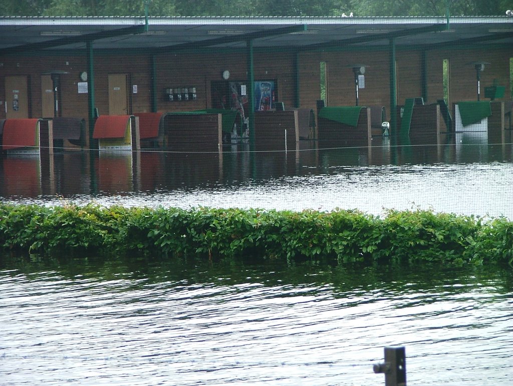 Oxford golf centre floodlit & flooded 2007 by peterjoscelyne