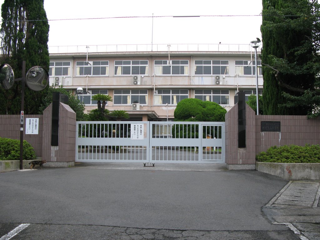 神奈川県立横須賀高等学校（正門）　｛横須賀市公郷町３丁目｝　2009年8月 by cometseeker00001