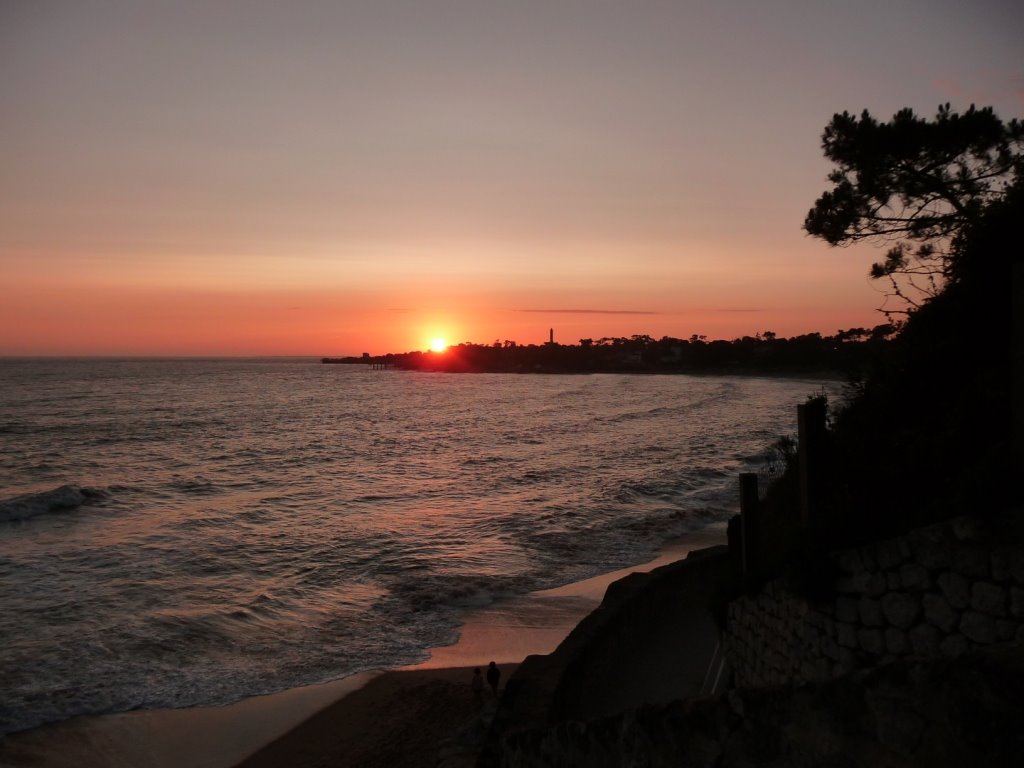 Saint Palais sur Mer - coucher de soleil sur les Pierrières by Hugo S