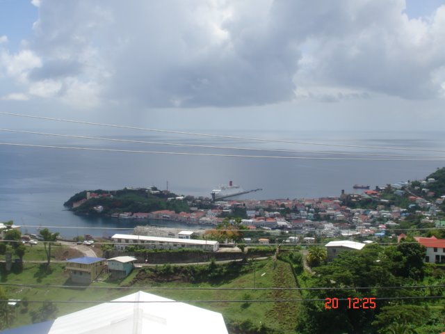 Vista del puerto de Grenada desde el castillo by Roberto Acosta