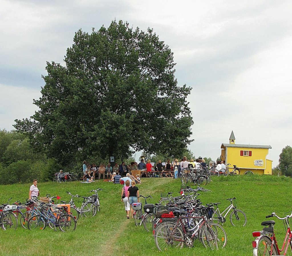 Schäferwagenkirche // shepherd-car church by Artur Lutz