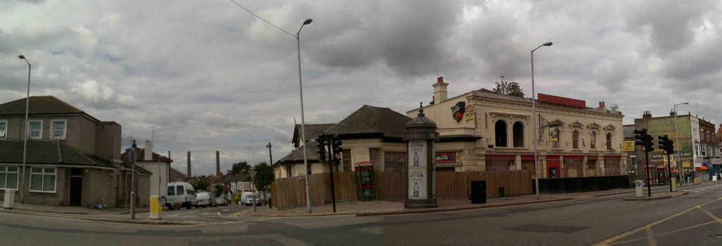 Panoramic Picture, London Road and Bennett Road Cross, Broad Green, Croydon, United Kingdom by Mohammad Aslam Javed Bhatti by Aslam Javed