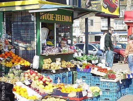 Autobusova stanica / Kiosque de fruits & légumes face à la gare des bus / Fruits & vegetables stand in front of the bus station by Patrice Laureau