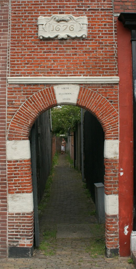 The most narrow street of Alkmaar by Henk Maurer