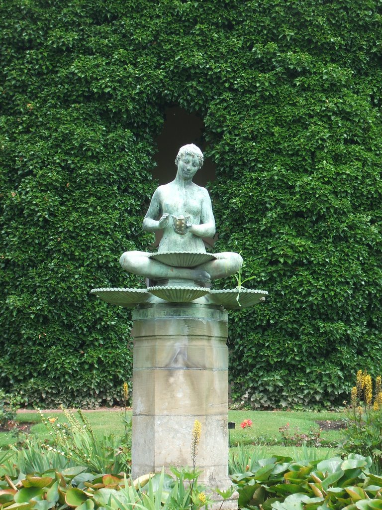 Rose garden statue, nostell priory 2009 by oslaskid