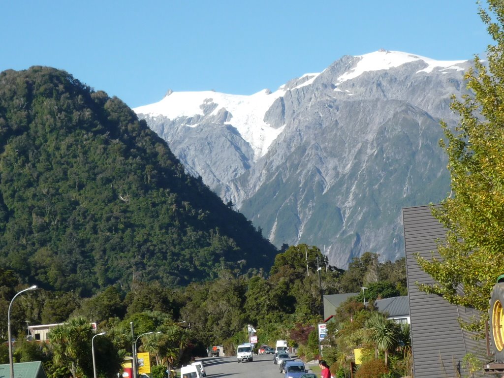 Tour 2009, (0467) Cron Street towards the peaks. by Pete