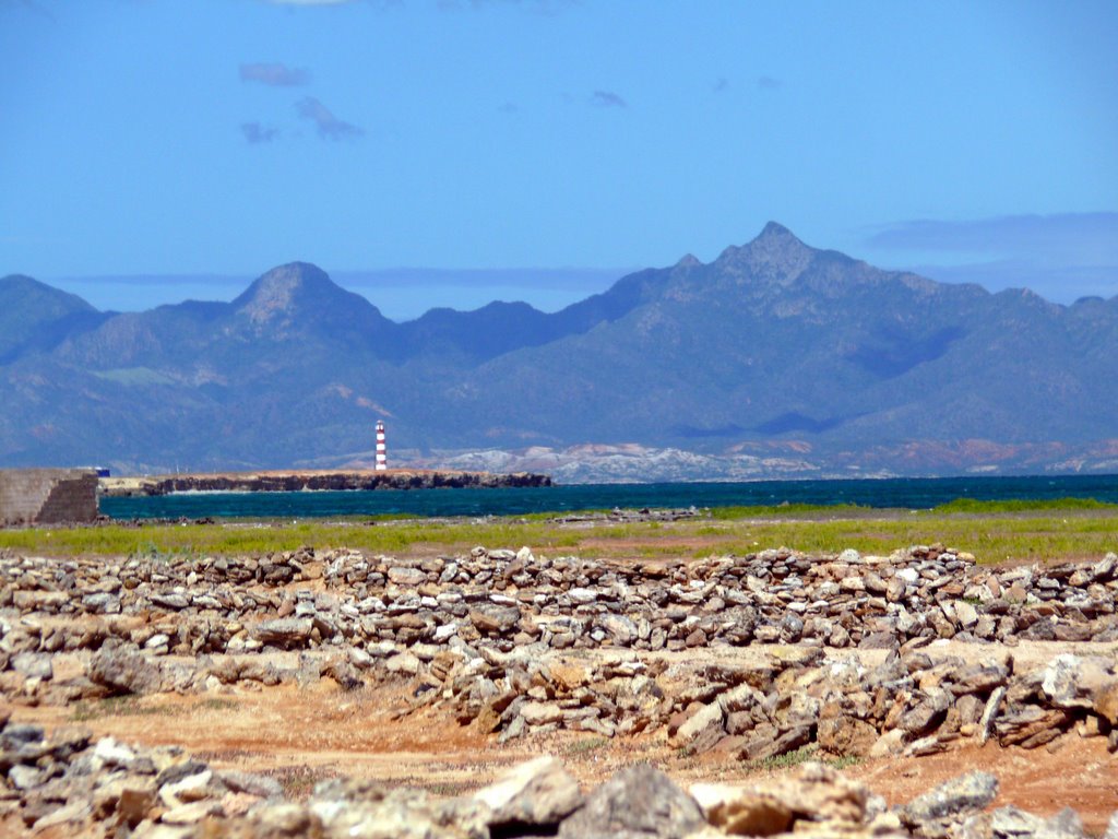 Ruinas antigua Nueva Cádiz. Al fondo, Península de Macanao-Margarita. by japesanluis