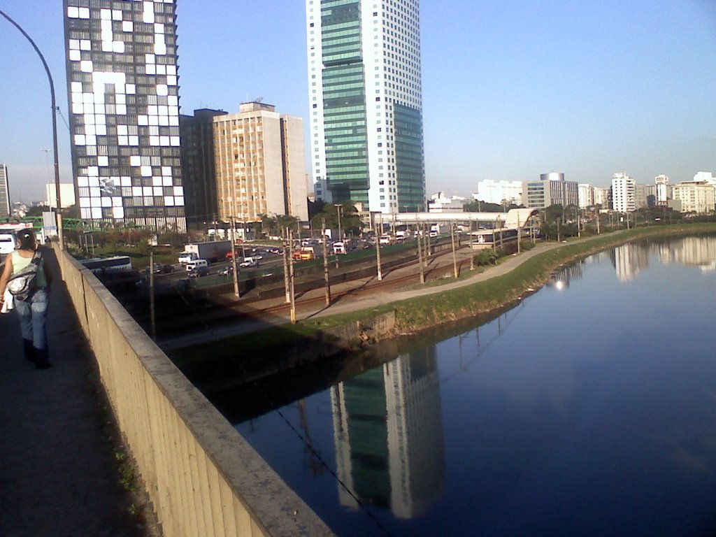 Sobre a Ponte Eusébio Matoso, olhando o rio, a ferrovia e a marginal by Carlos Antonio de So…