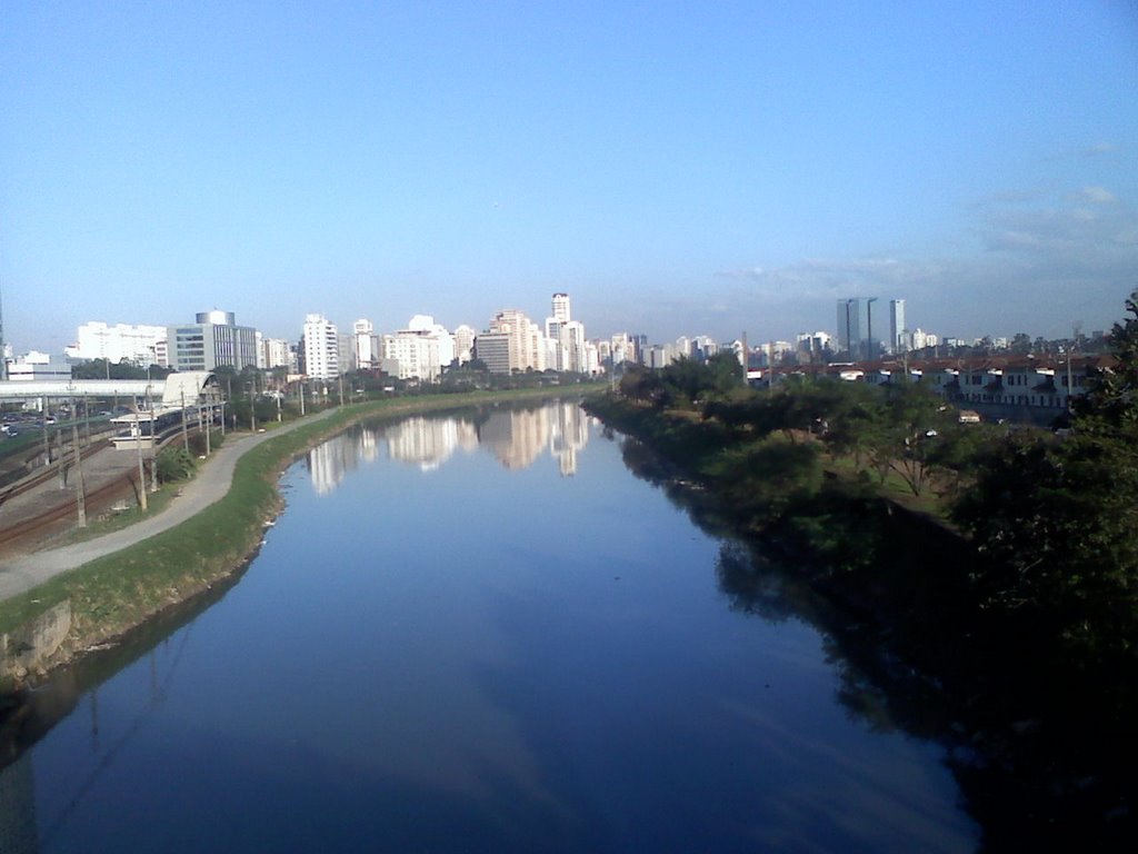 Sobre a Ponte Eusébio Matoso, olhando o rio by Carlos Antonio de So…