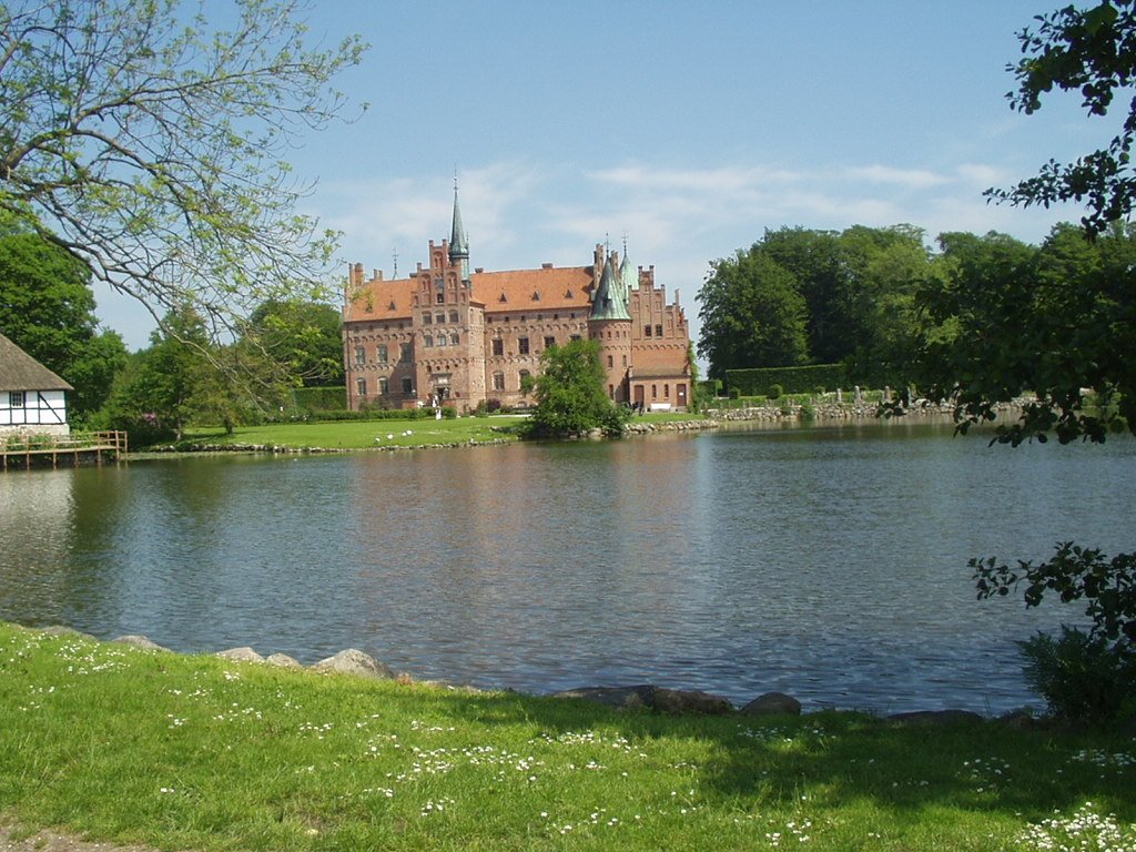 Egeskov Slot by Gunvor Chtistensen