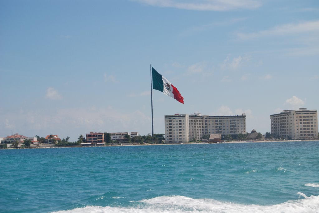 Bandera Monumental en CanCun by antonio sosa Echebar…