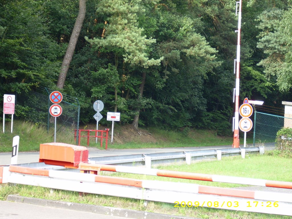 H©) August 2009 / Alte Kaserne, Weg zum Flugplatz by Hannes Th.