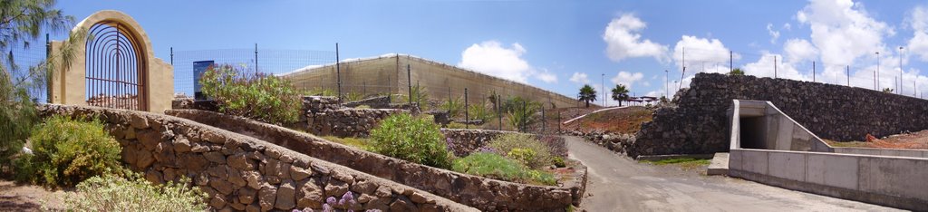 Entrada al Yacimiento Arqueológico de la Guancha, Galdar by CanariasPanorámicas